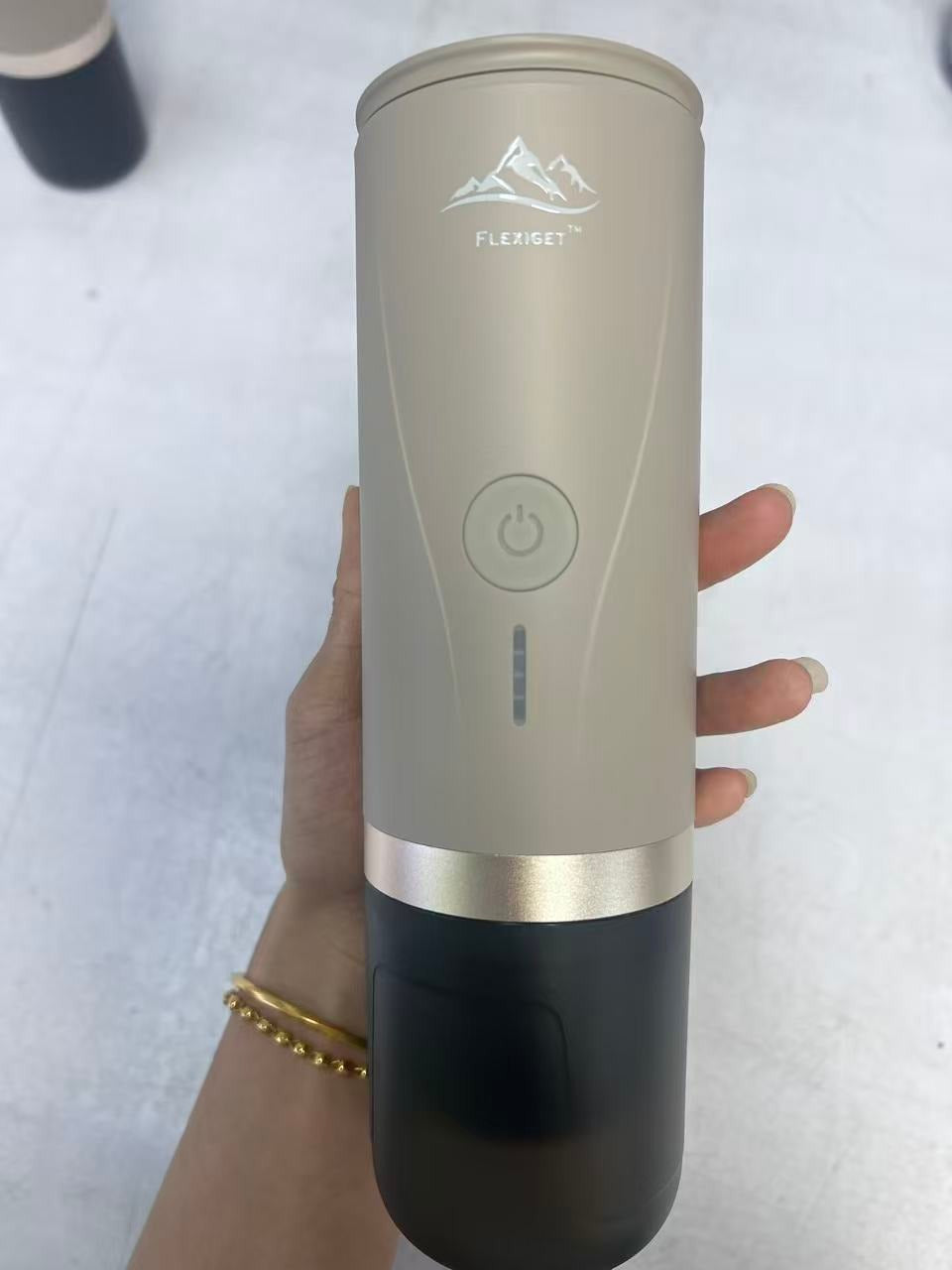 FlexiGet Pro Beige Naturel tenue en main — cafetière espresso portable 20 bars USB-C, société québécoise