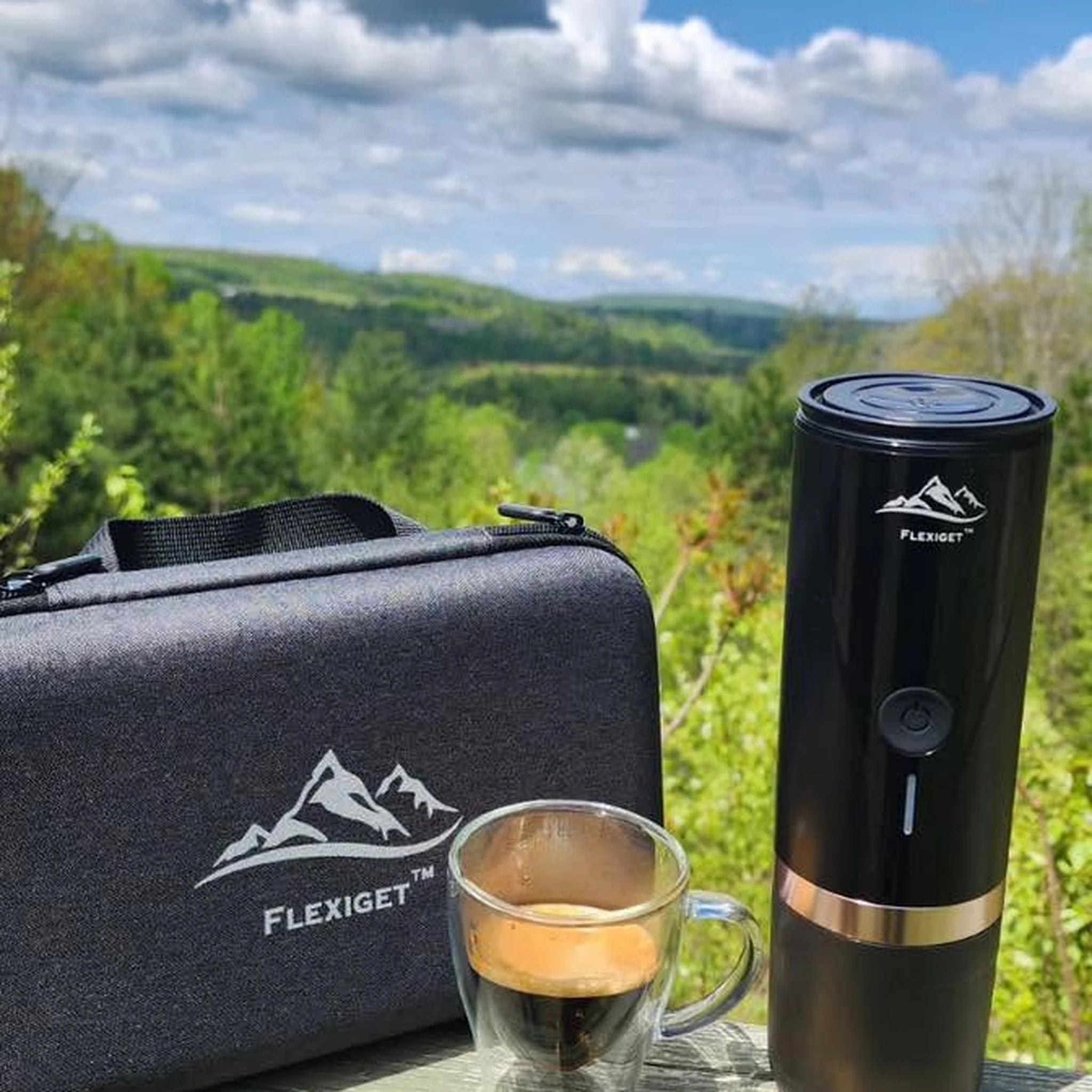 FlexiGet Pro — cafetière espresso portable avec étui, vue nature québécoise, machine 20 bars sans fil