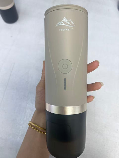 FlexiGet Pro Beige Naturel tenue en main — cafetière espresso portable 20 bars USB-C, société québécoise