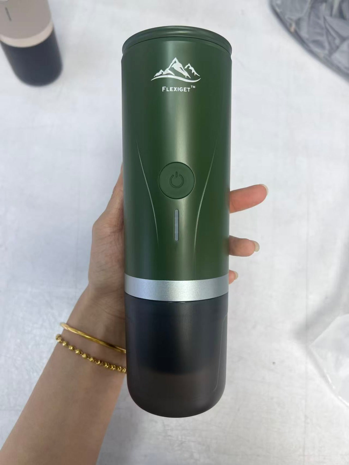 FlexiGet Pro Vert Forêt tenue en main — machine espresso portable rechargeable, 3 couleurs disponibles au Canada