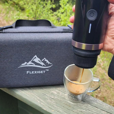 FlexiGet Pro — crema espresso versée en gros plan, qualité barista, cafetière portable rechargeable USB